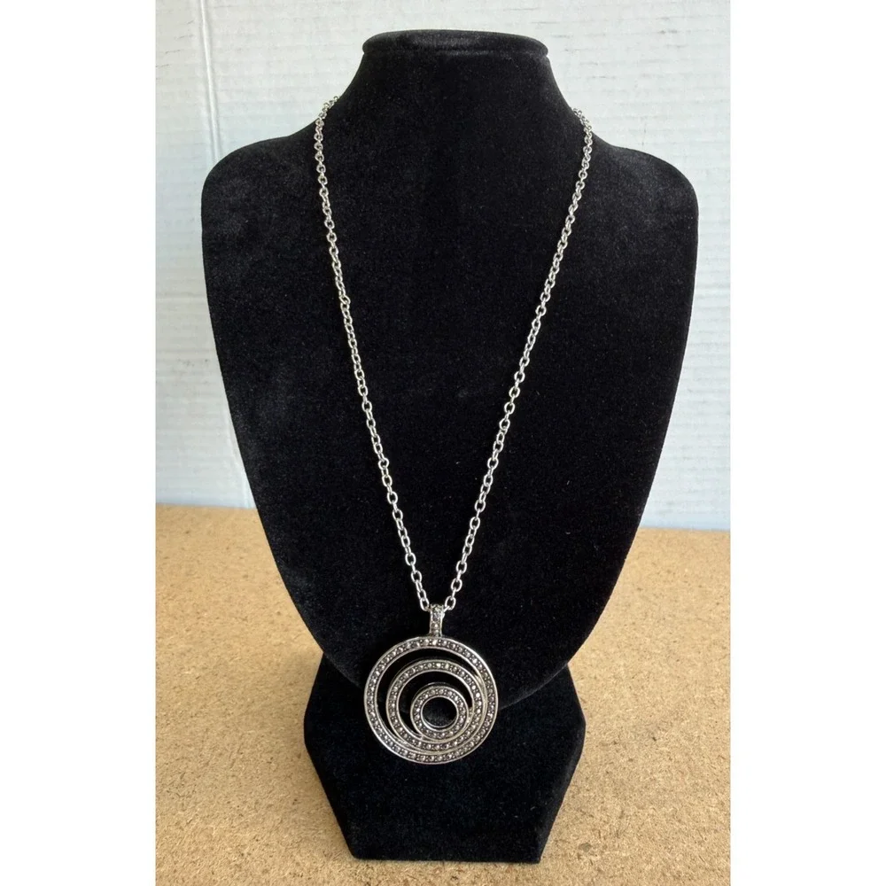 VTG Liz Claiborne Layered Circle Pendant‎ Necklace Bold Silver Tone